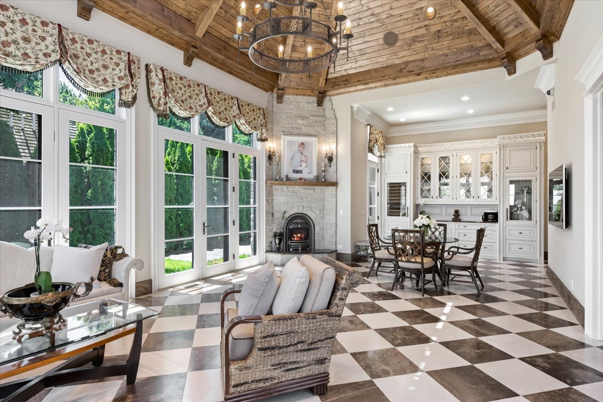 319 SHERIDAN Road