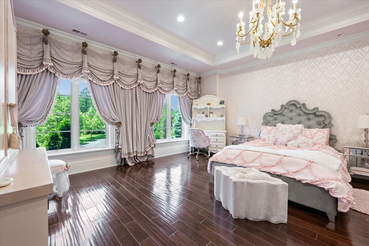 319 SHERIDAN Road