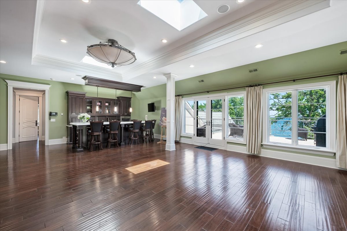 319 SHERIDAN Road
