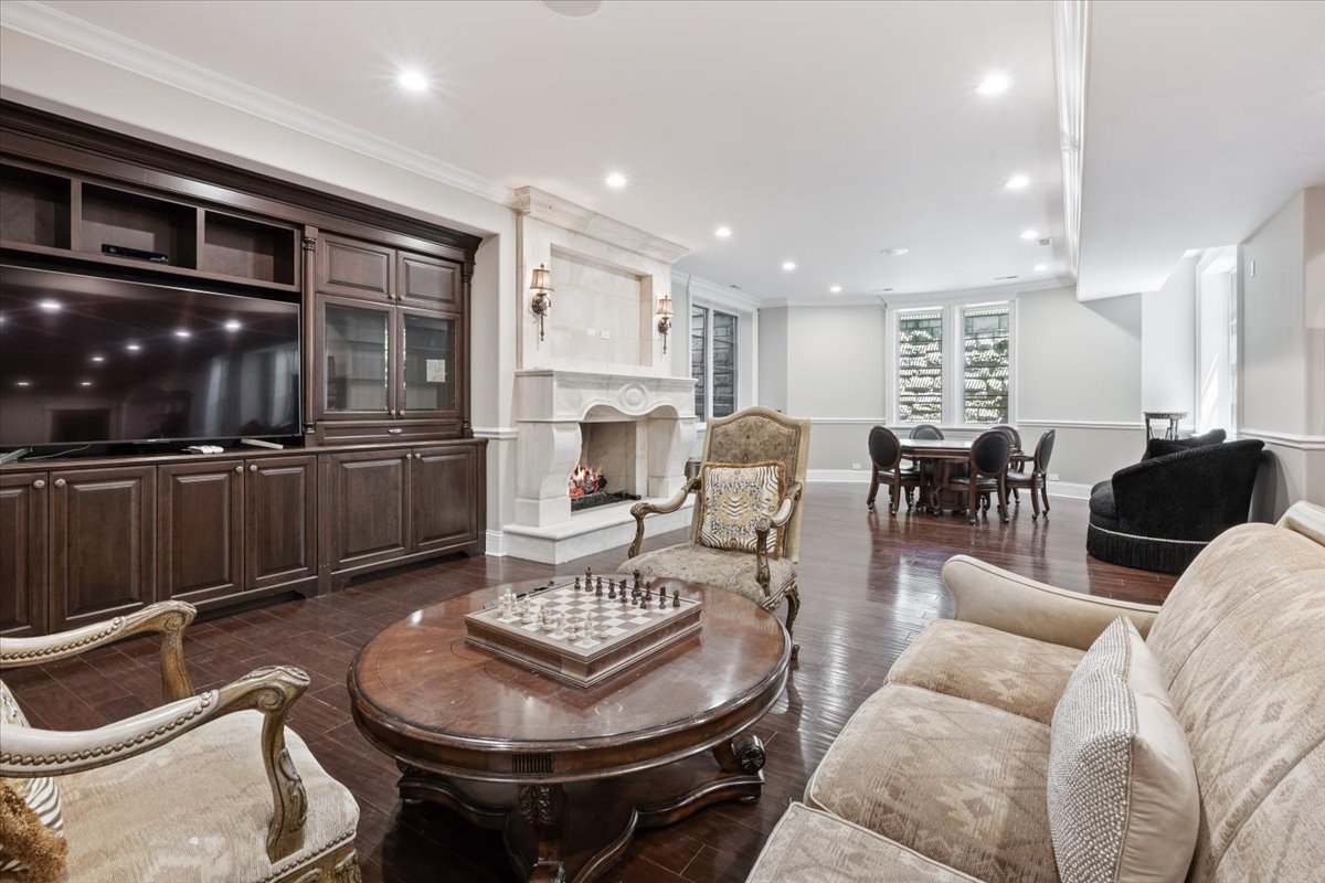 319 SHERIDAN Road