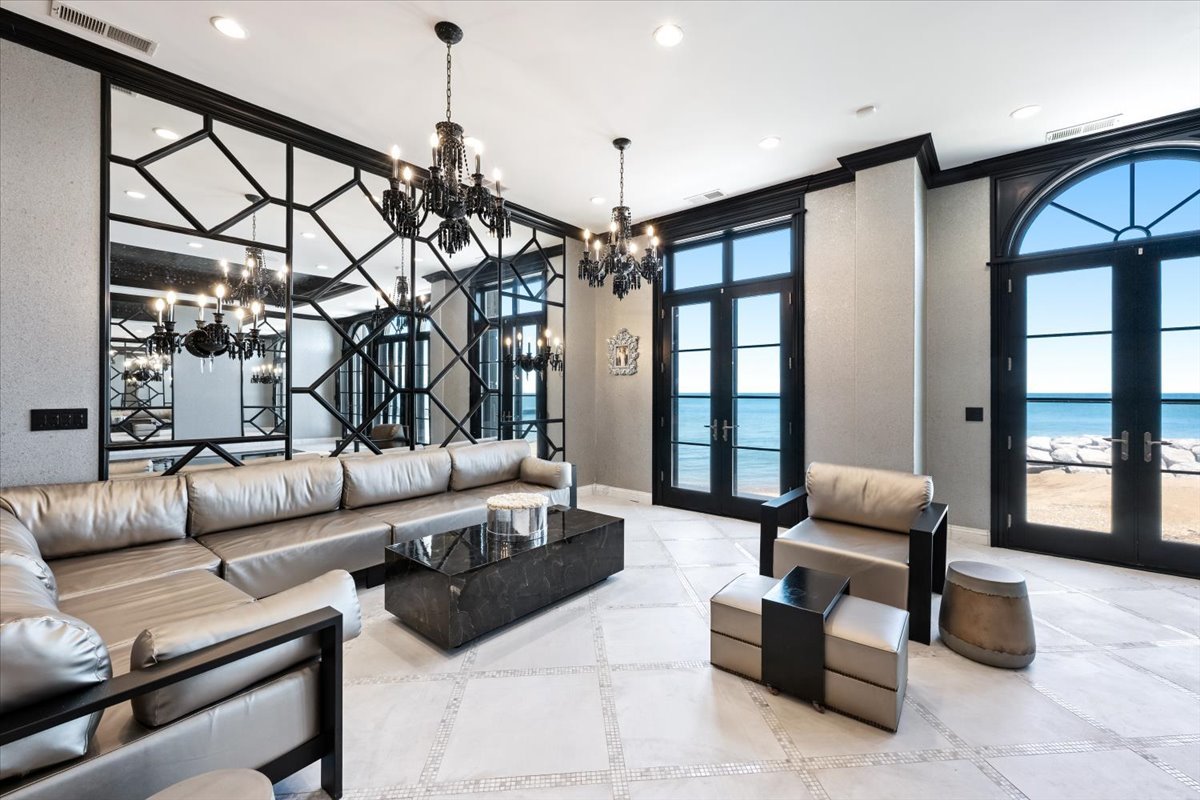 319 SHERIDAN Road