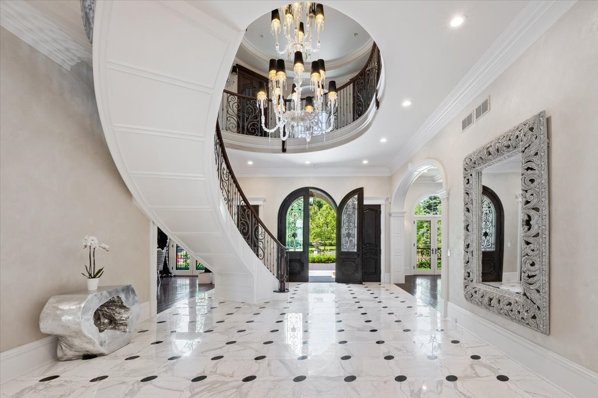 319 SHERIDAN Road