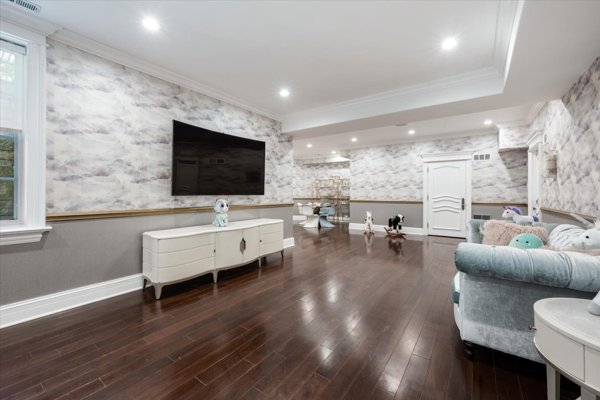 319 SHERIDAN Road