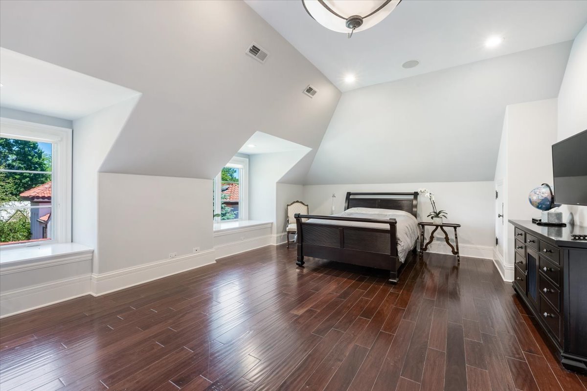 319 SHERIDAN Road