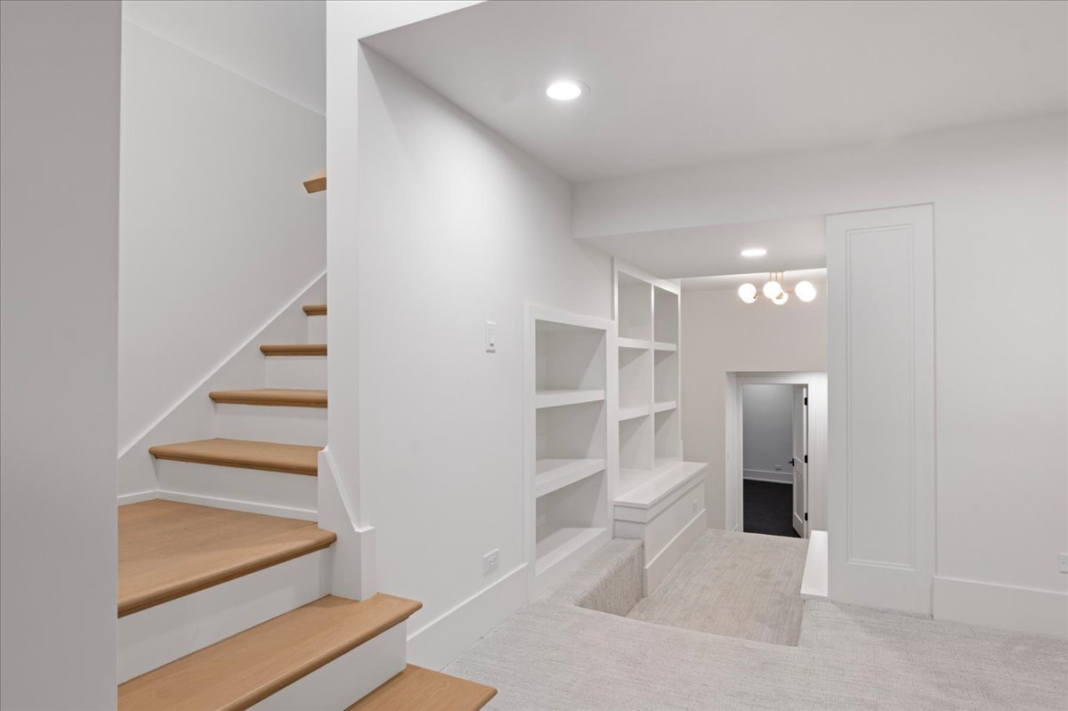 2604 Blackhawk Road