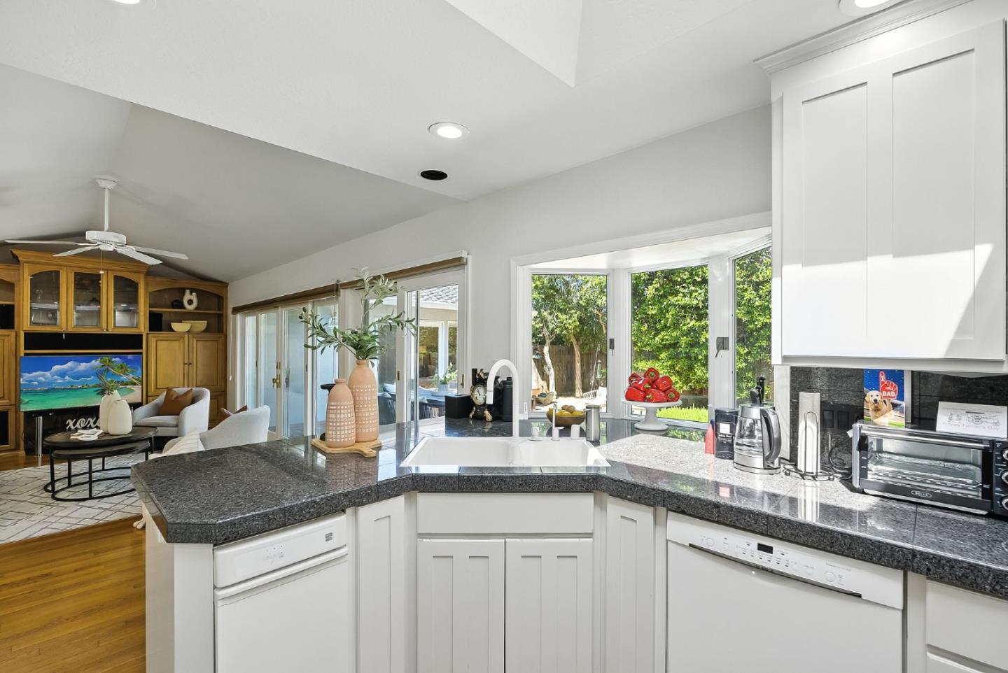 6182 Calle Del Conejo