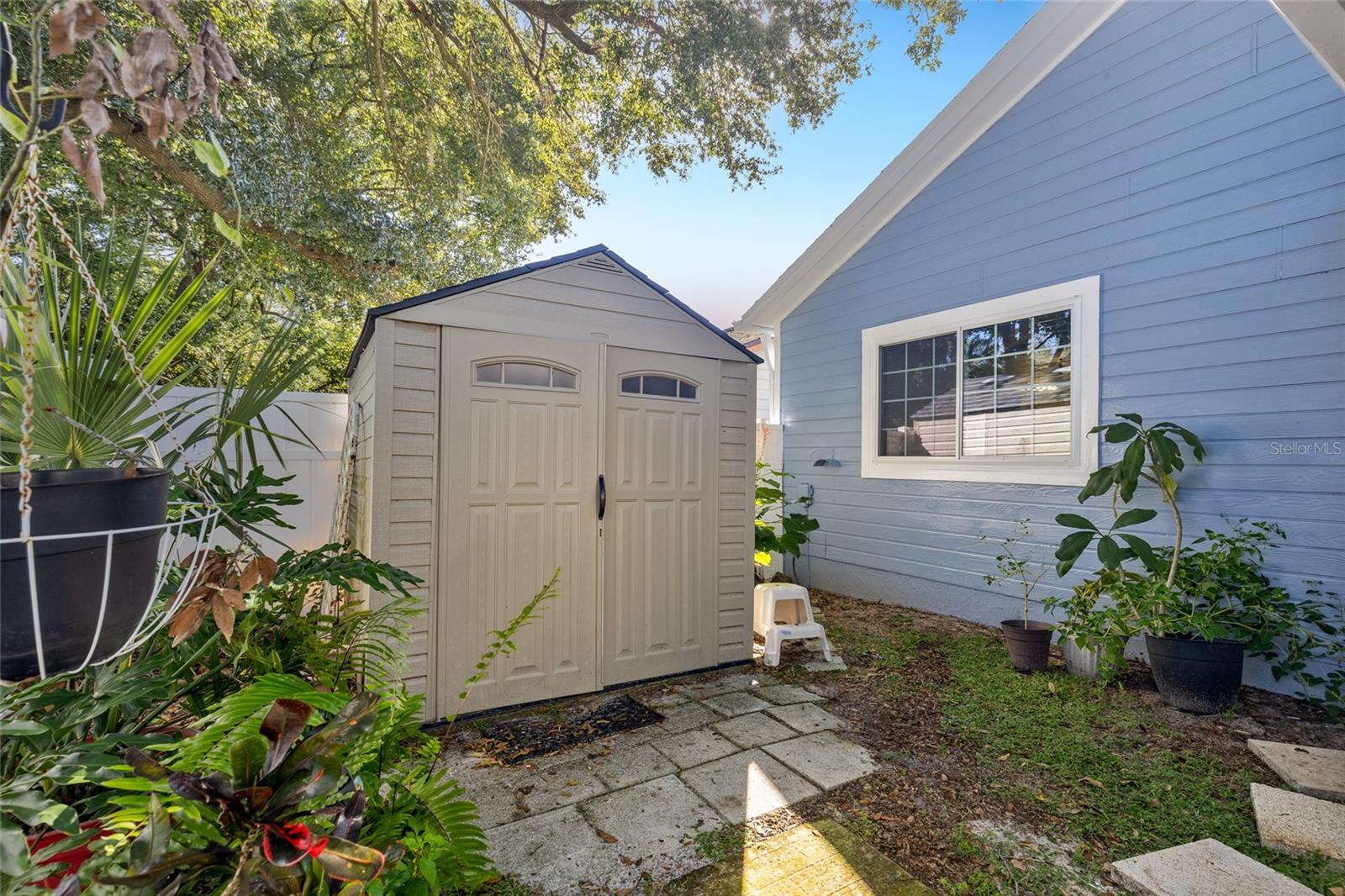577 PORTLAND CIR