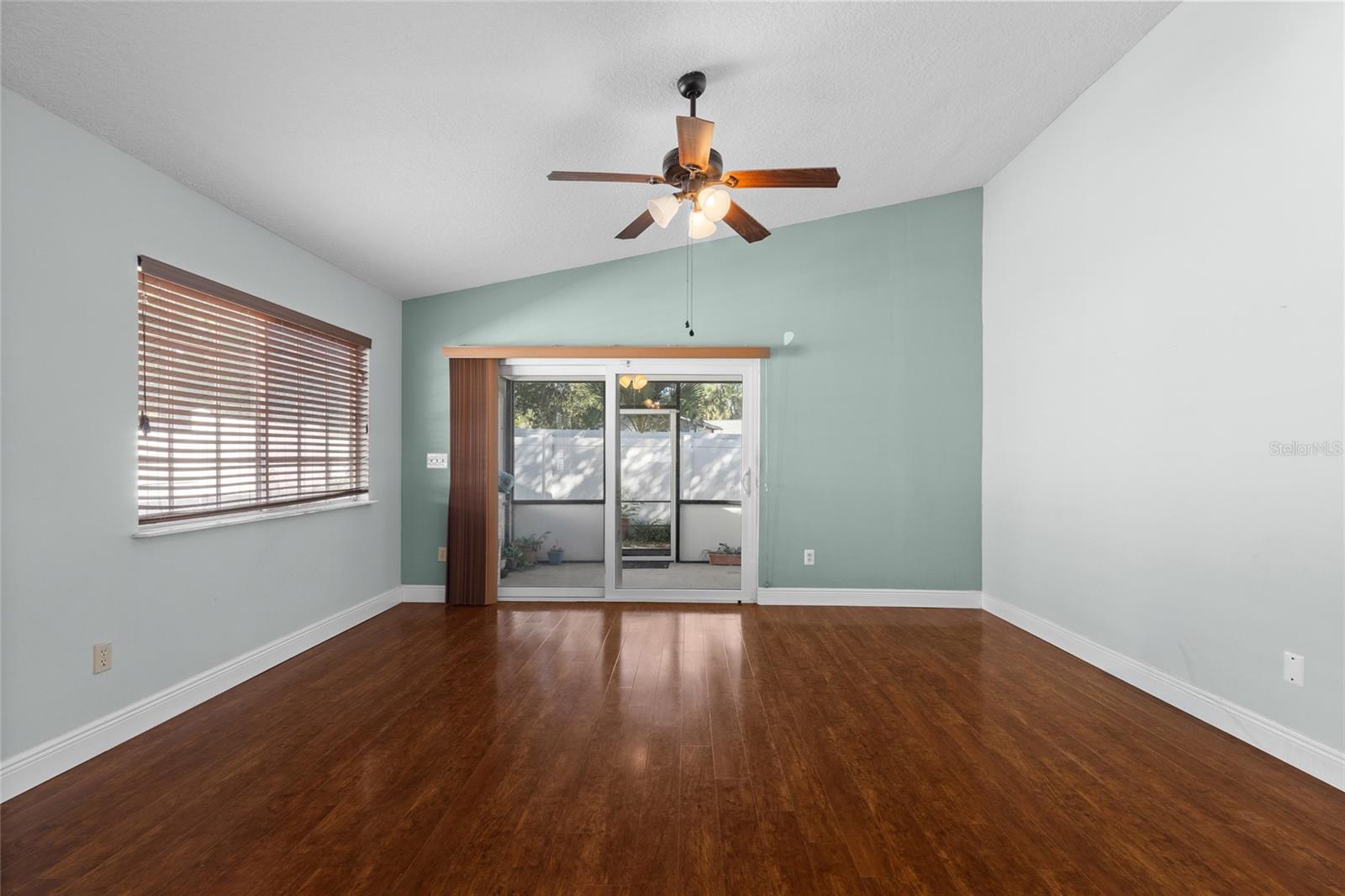 577 PORTLAND CIR
