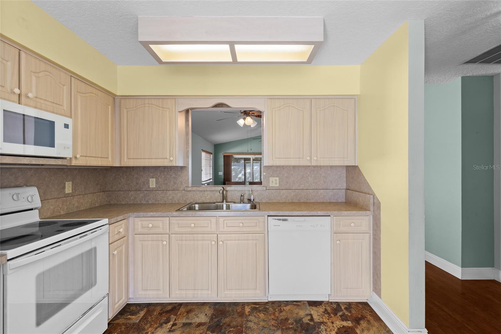 577 PORTLAND CIR