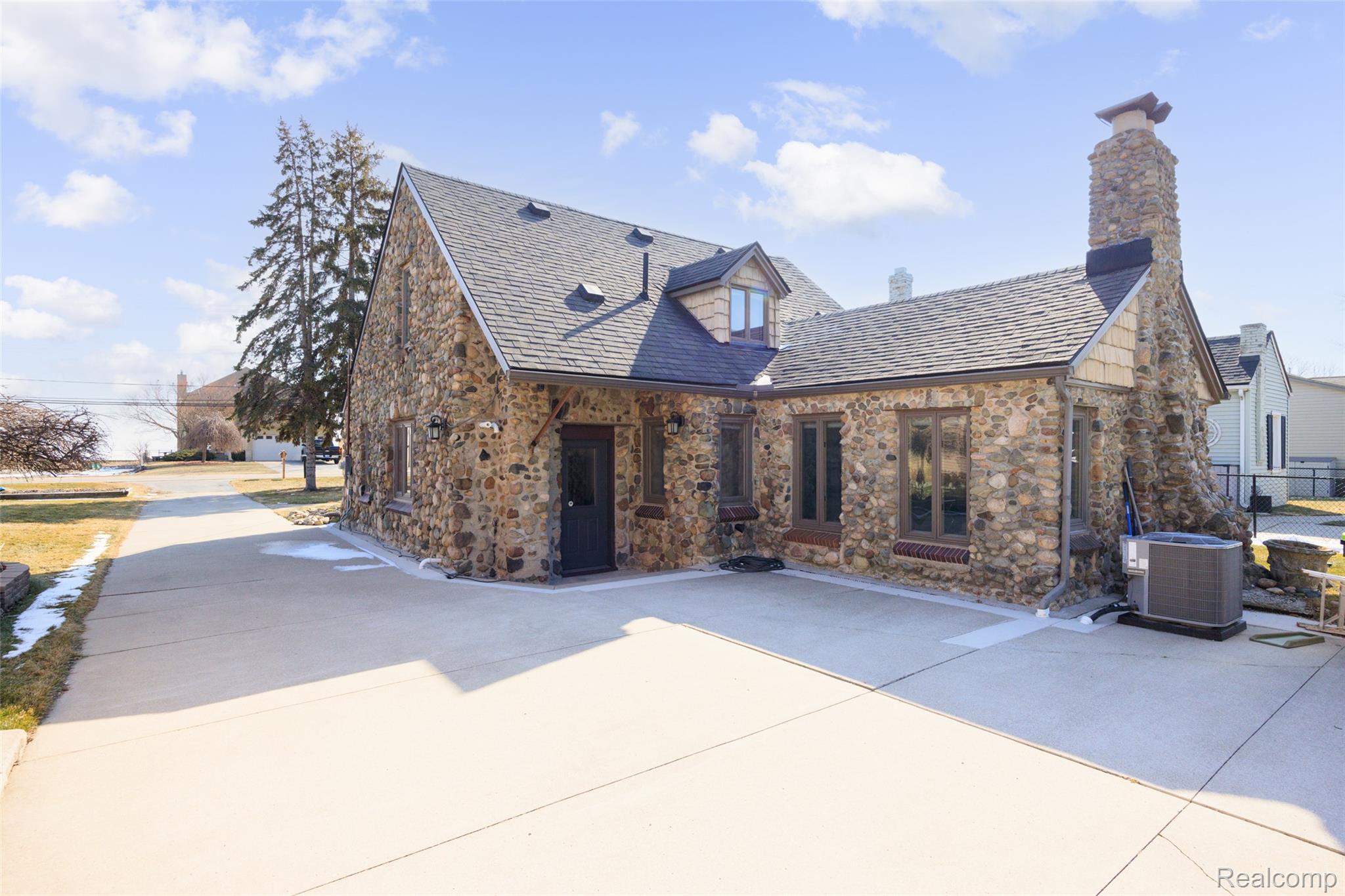 39401 Lakeshore Drive