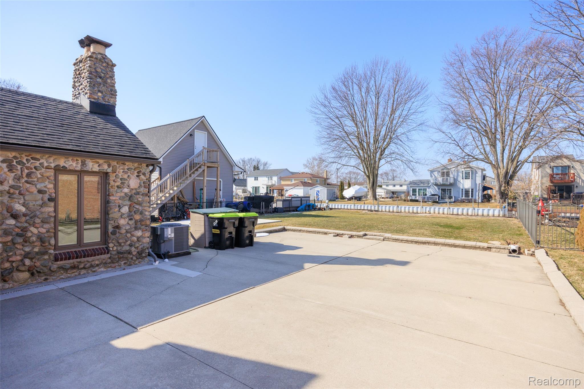 39401 Lakeshore Drive