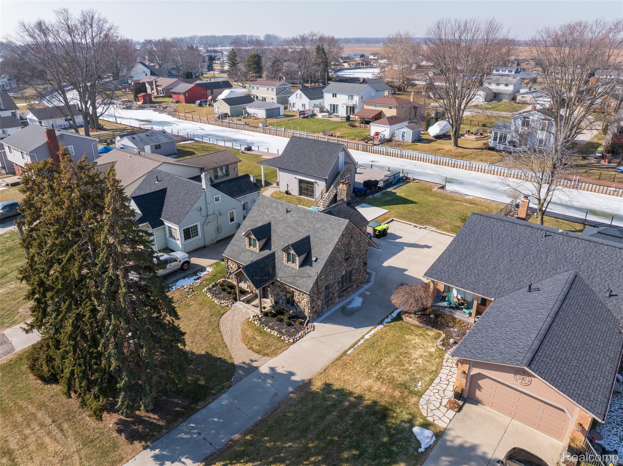 39401 Lakeshore Drive