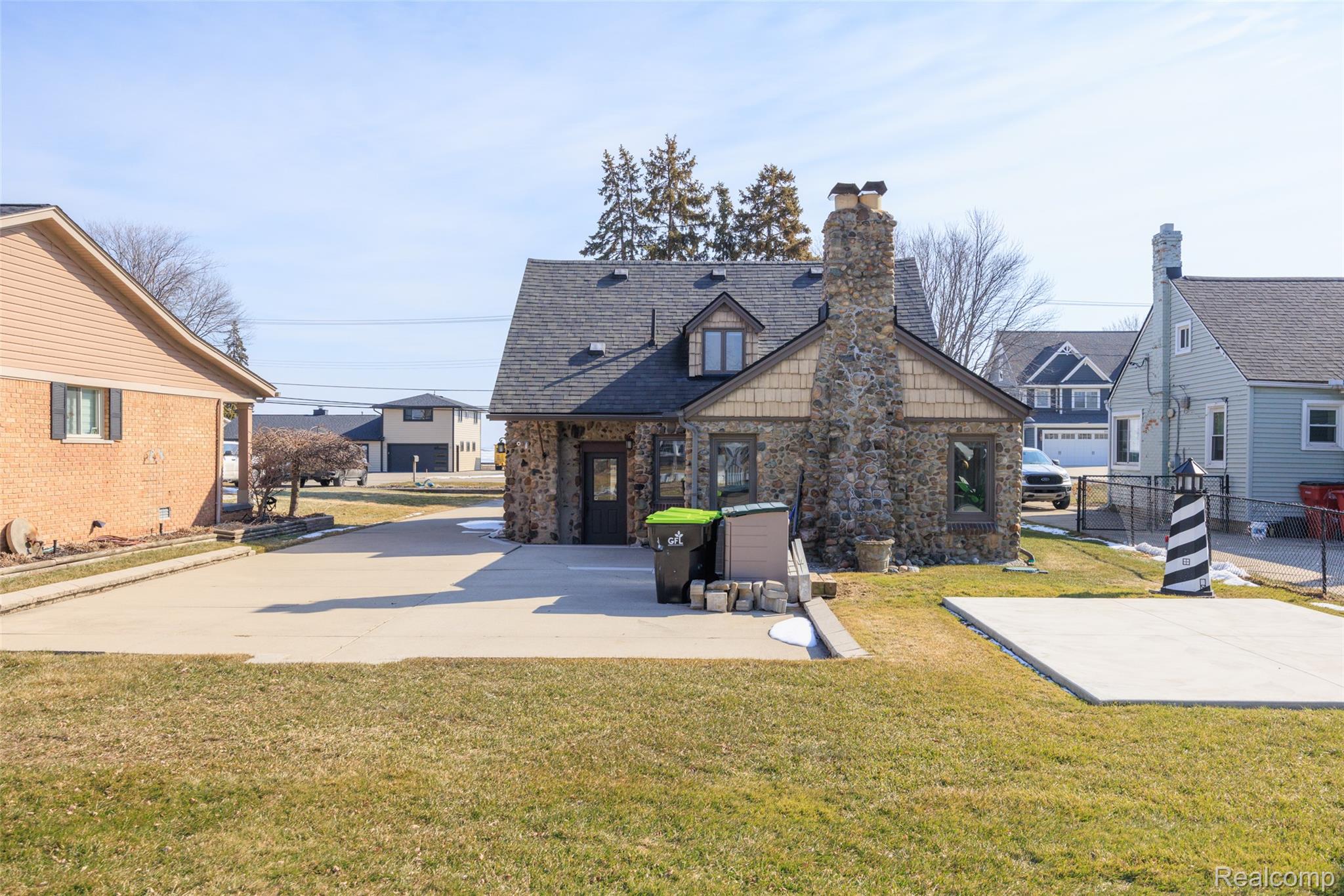 39401 Lakeshore Drive