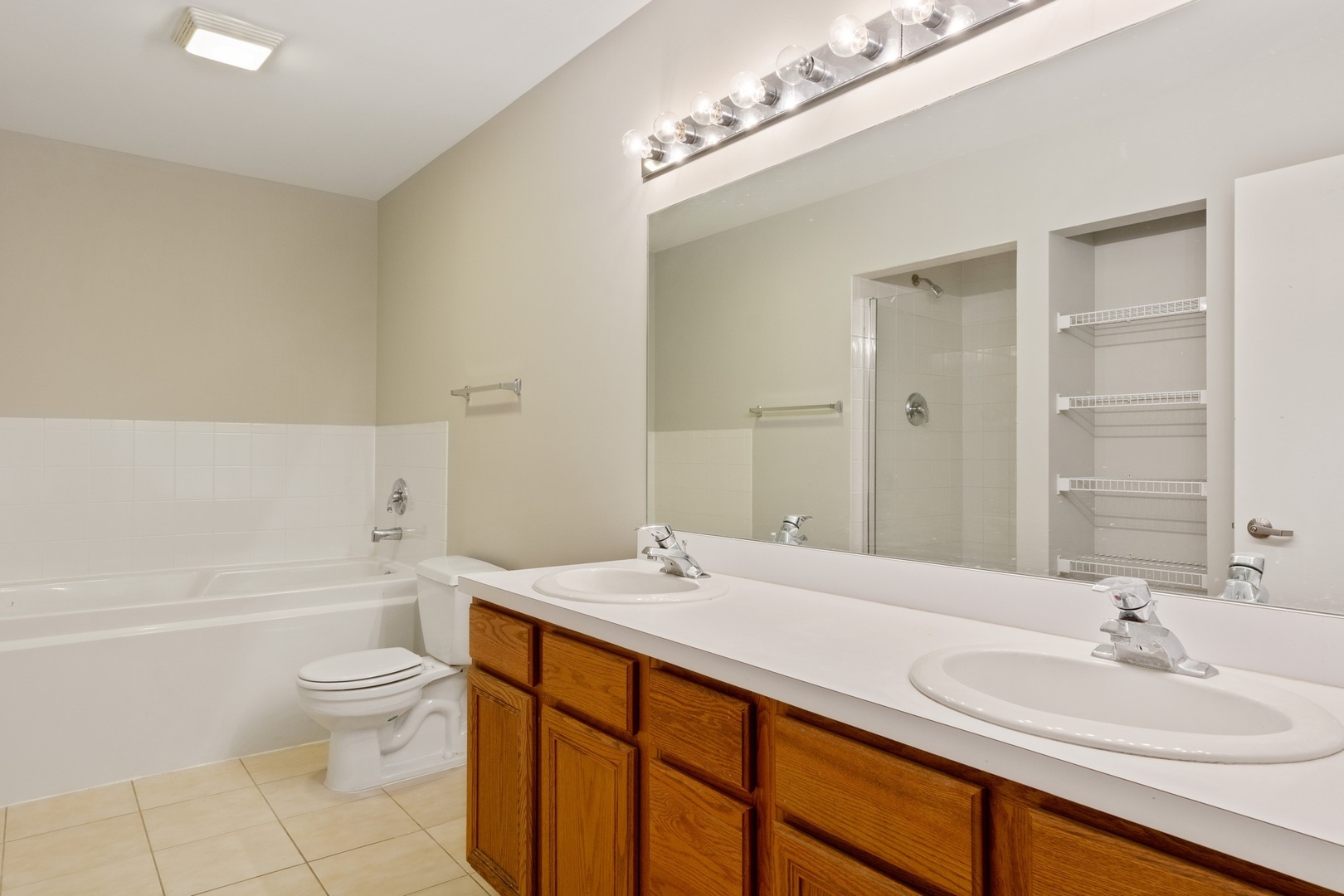 2317 W Wolfram Street Unit: 415
