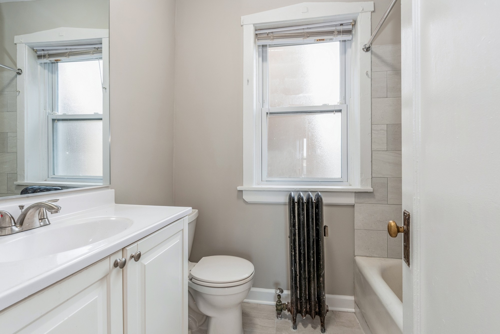 2552 W Wilson Avenue Unit: 3