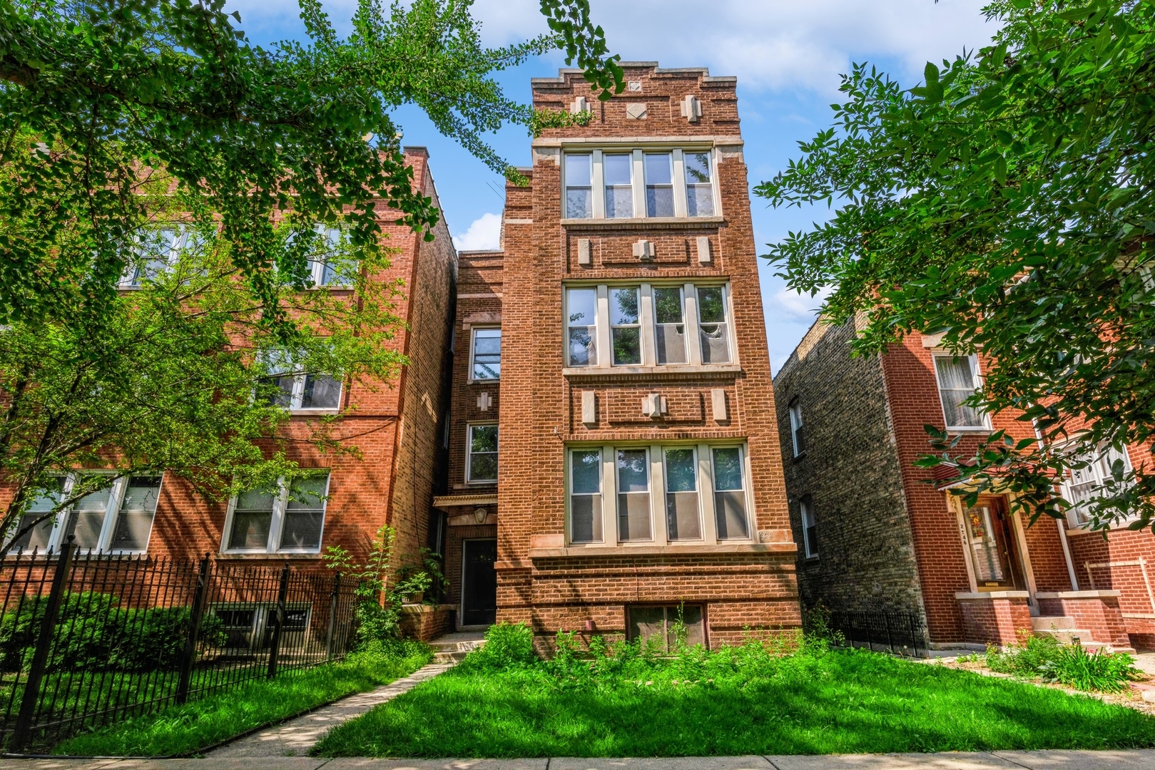 2552 W Wilson Avenue Unit: 3