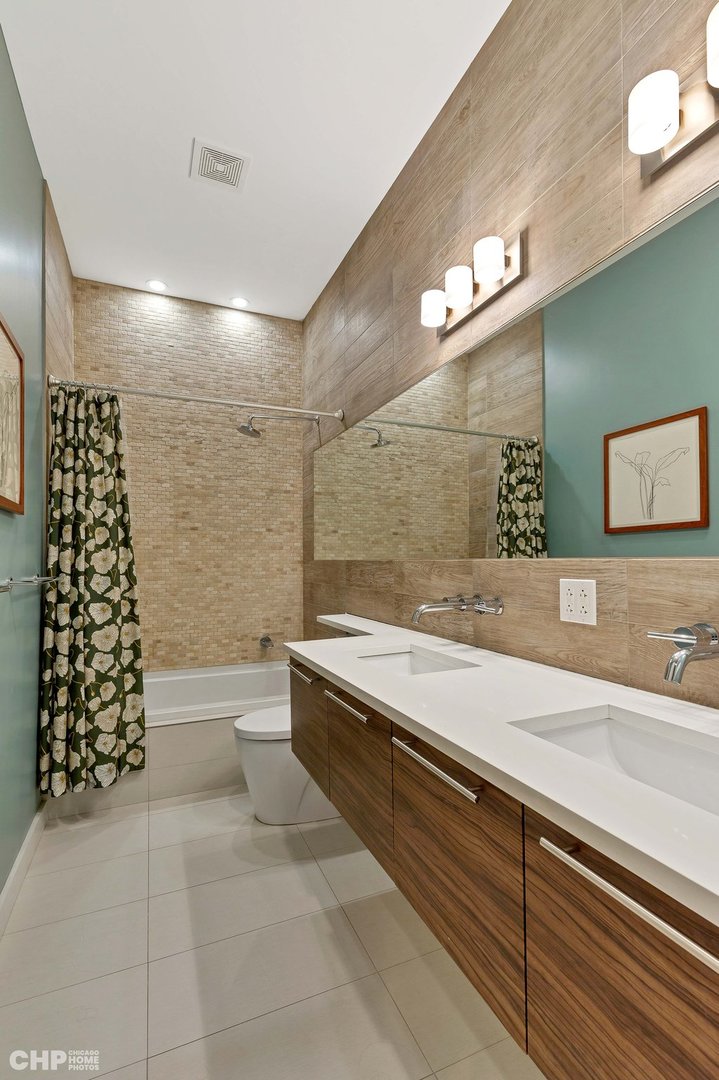 2221 N Leavitt Street Unit: 1