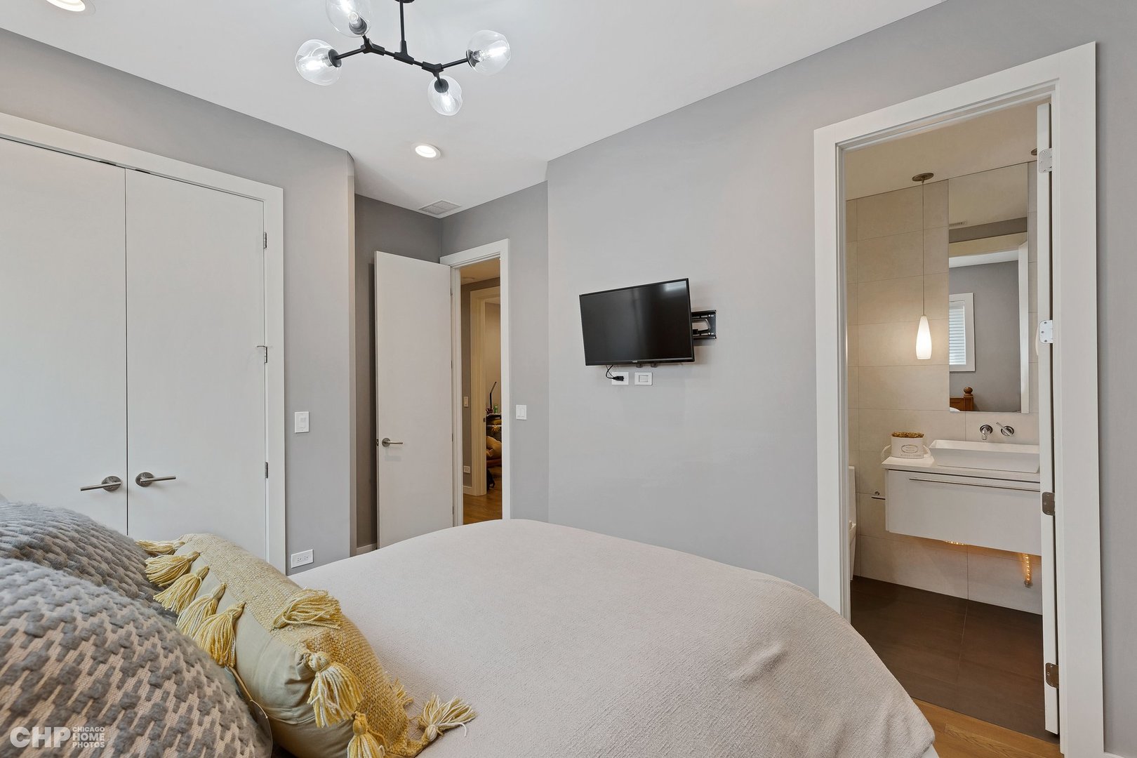 2221 N Leavitt Street Unit: 1