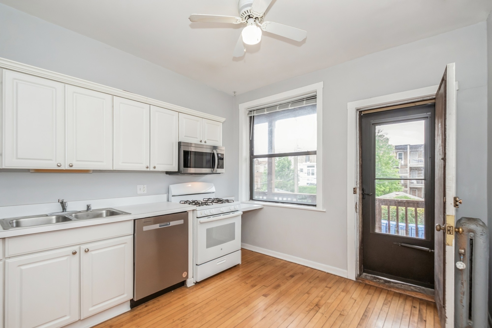 745 W Wellington Avenue Unit: 2