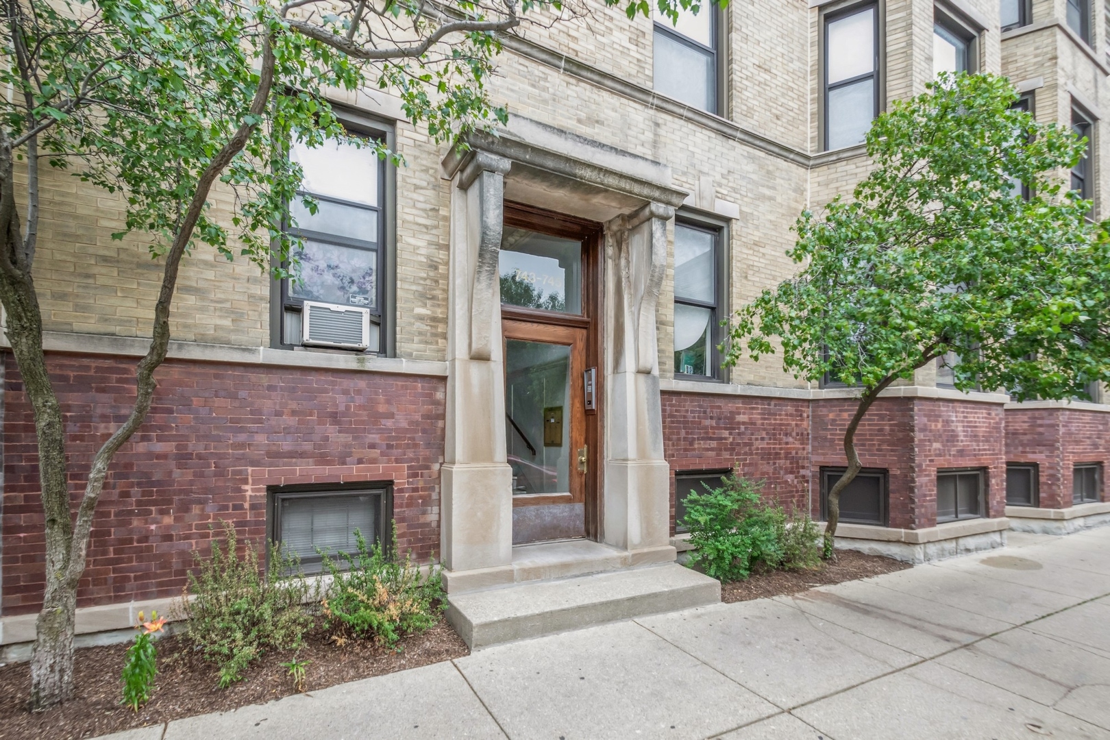 745 W Wellington Avenue Unit: 2