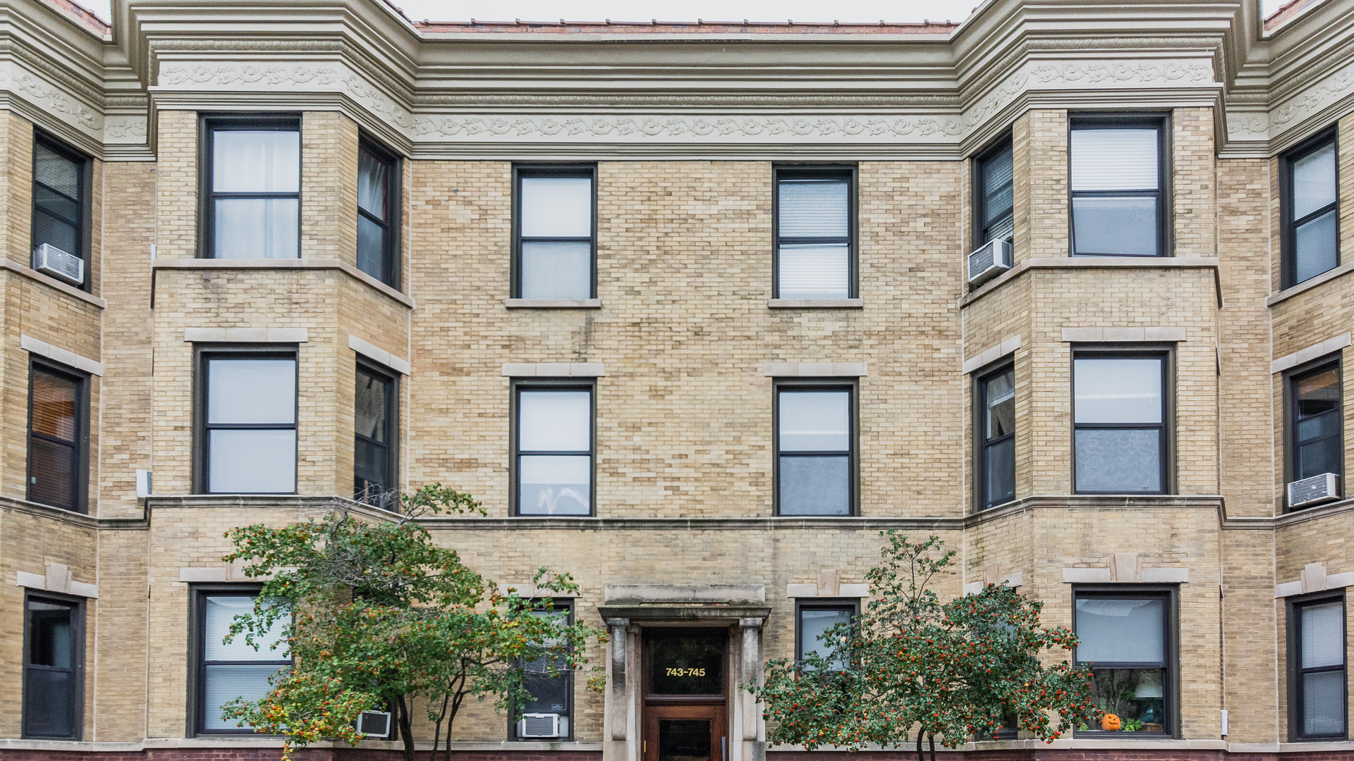 745 W Wellington Avenue Unit: 2