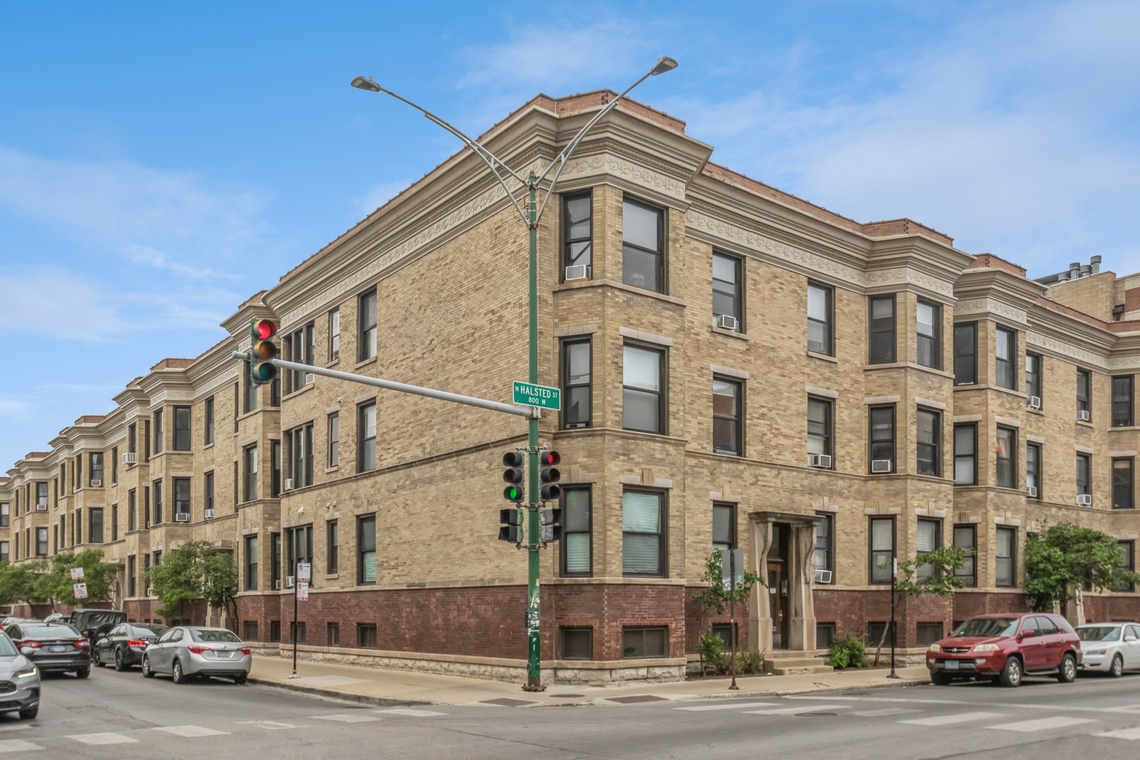 745 W Wellington Avenue Unit: 2