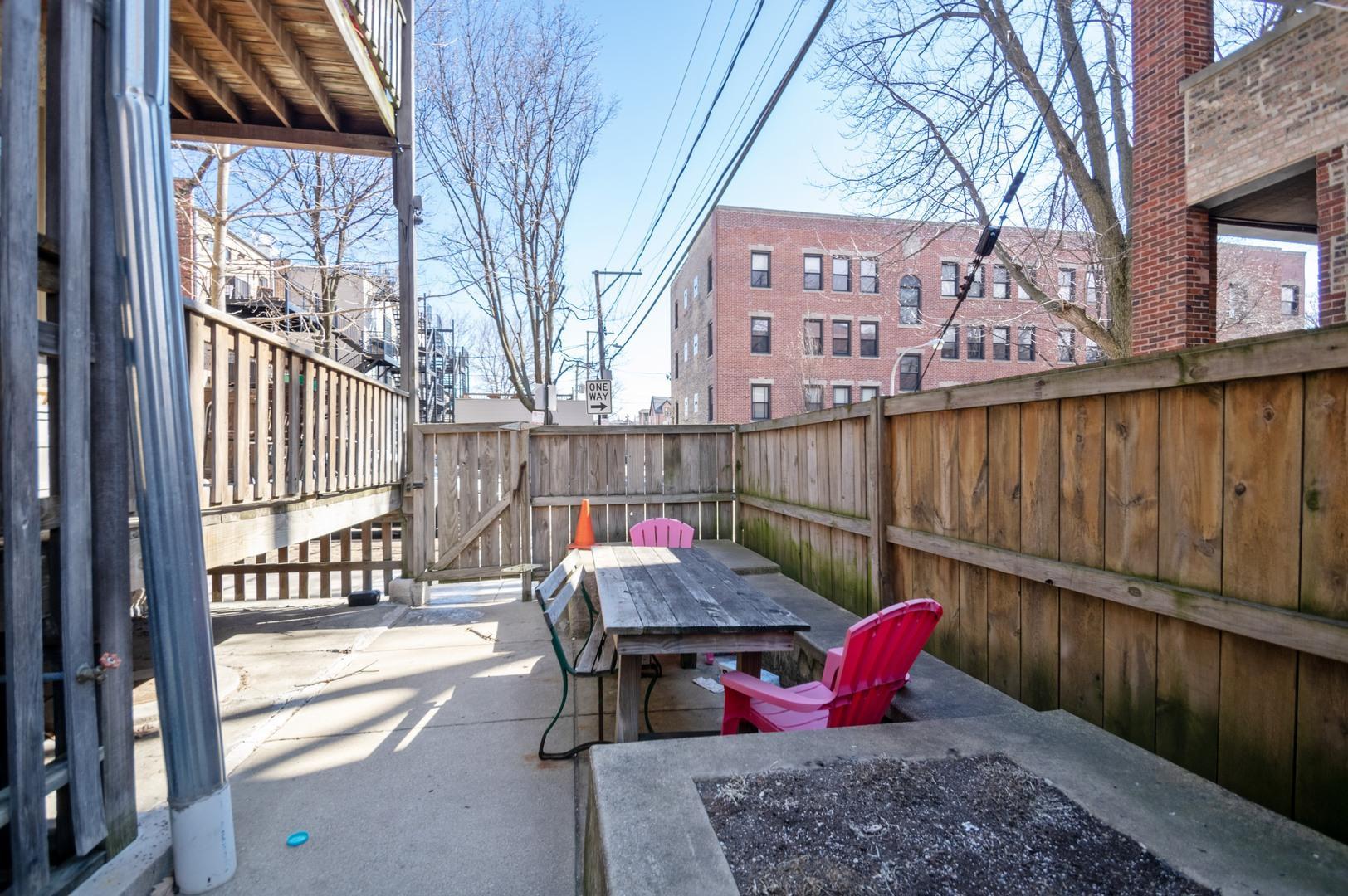 3552 N Lakewood Avenue Unit: 1