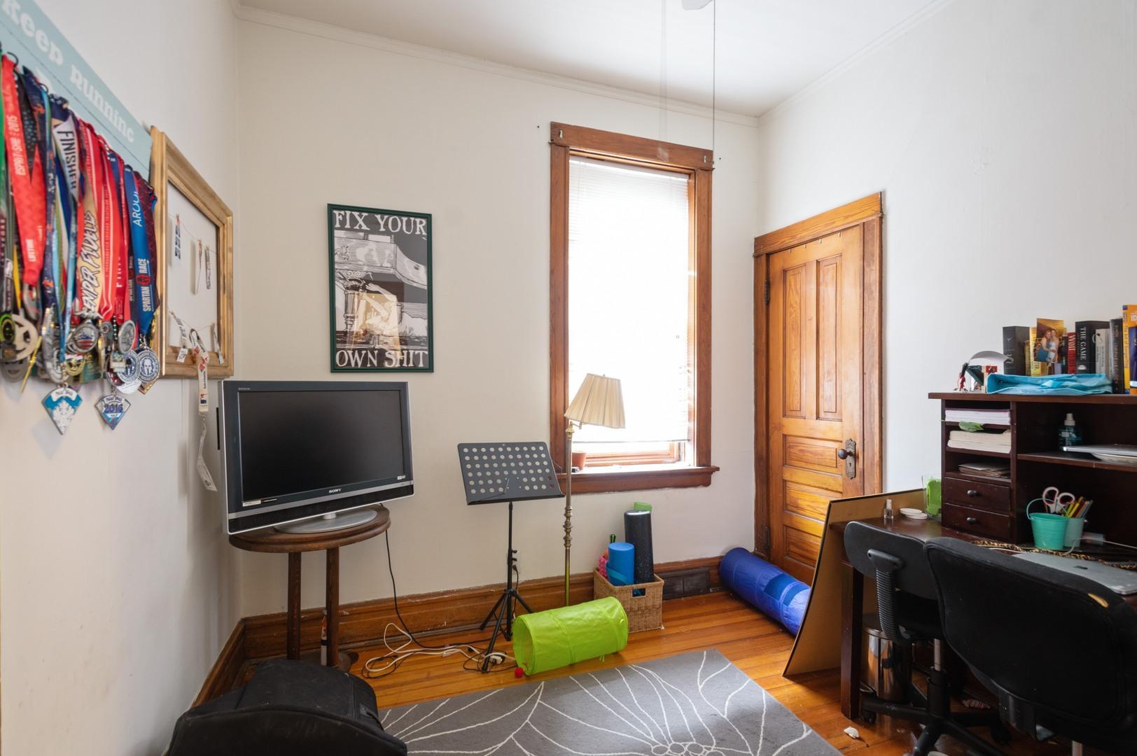 3552 N Lakewood Avenue Unit: 1