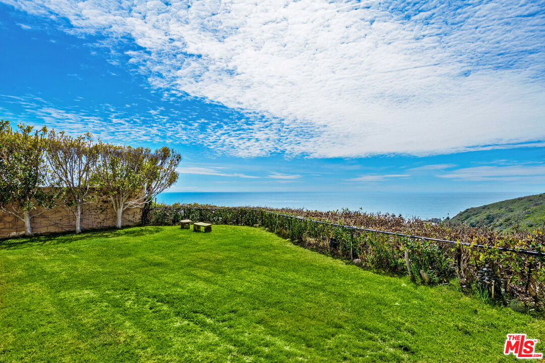 18457 W Clifftop Way