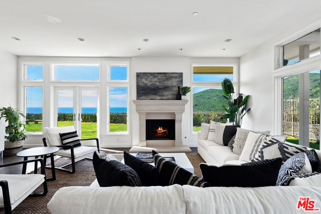 18457 W Clifftop Way