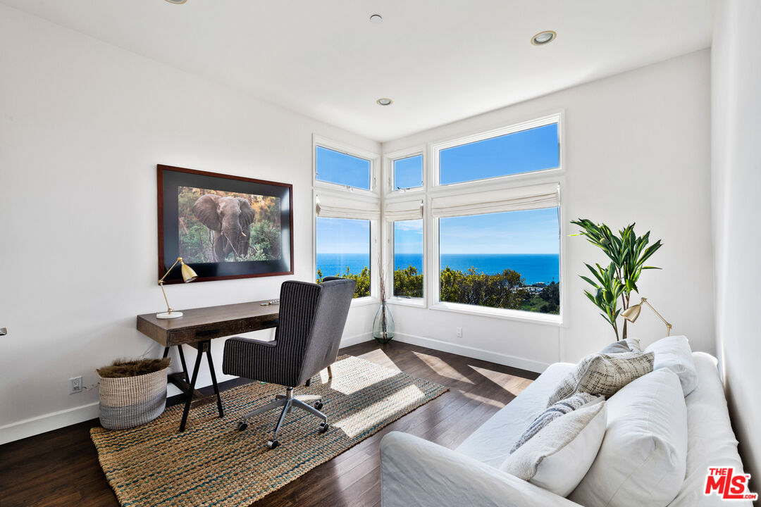 18457 W Clifftop Way