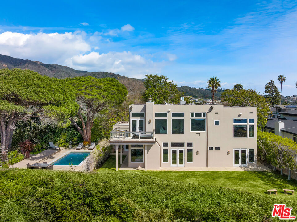 18457 W Clifftop Way