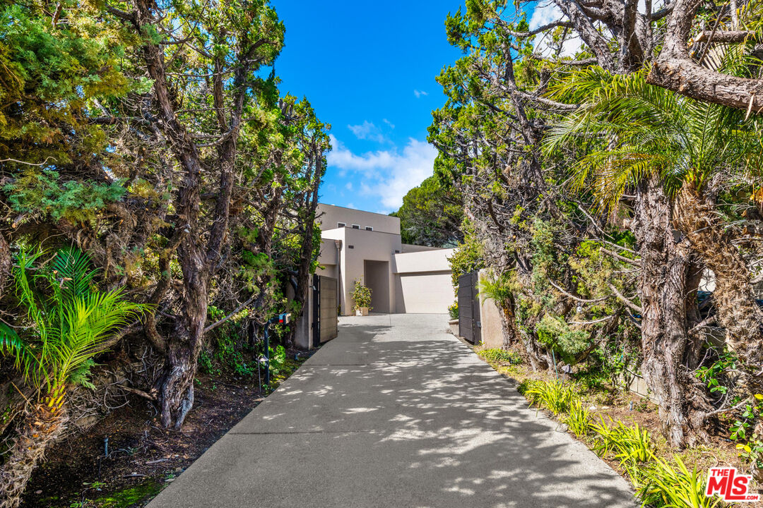 18457 W Clifftop Way