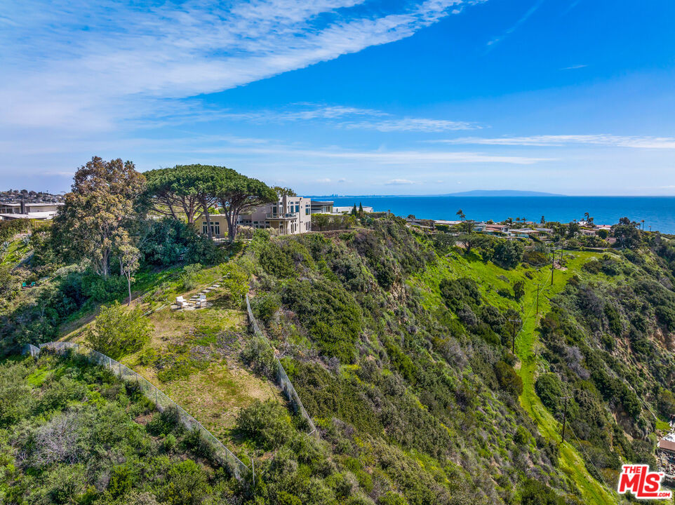 18457 W Clifftop Way