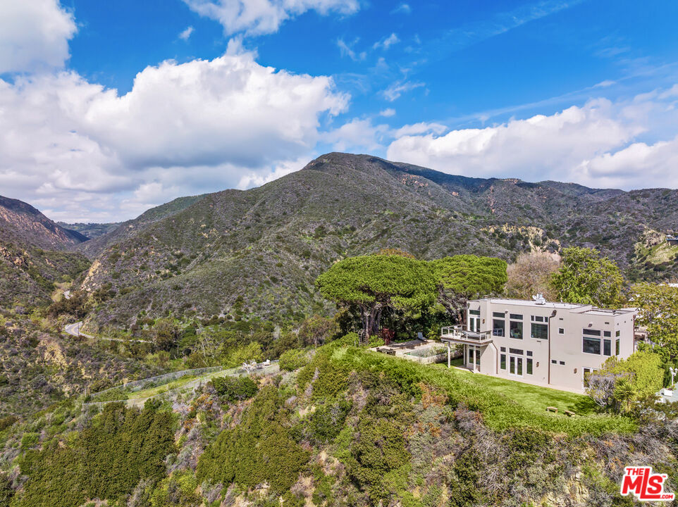 18457 W Clifftop Way