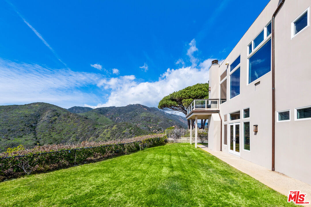 18457 W Clifftop Way