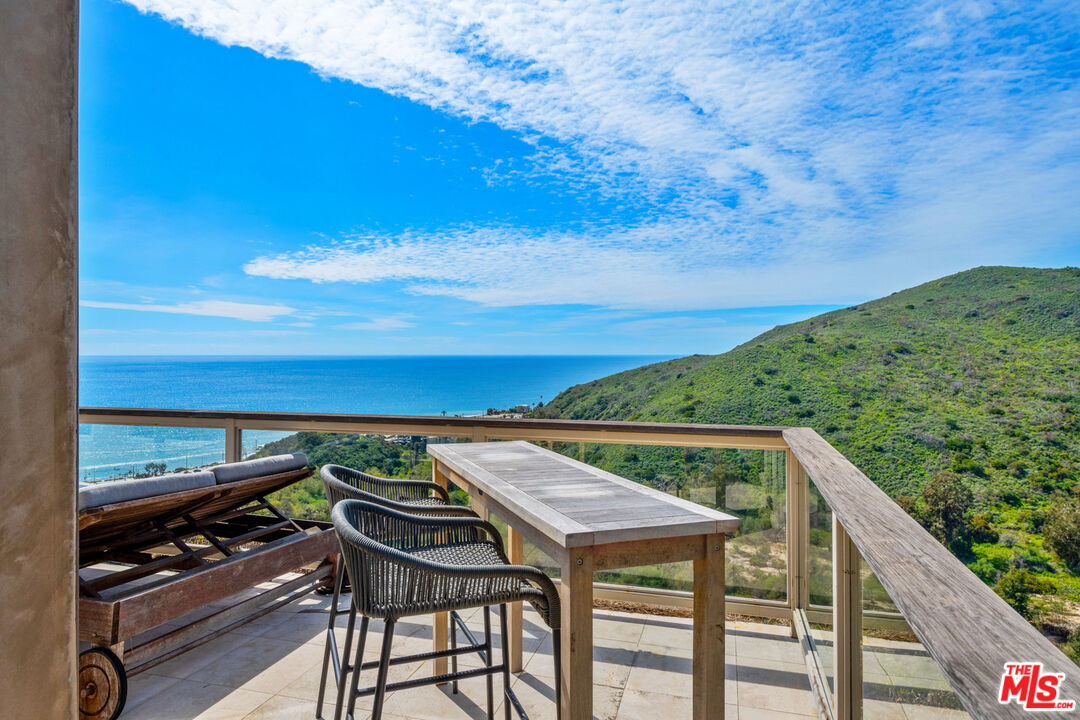 18457 W Clifftop Way