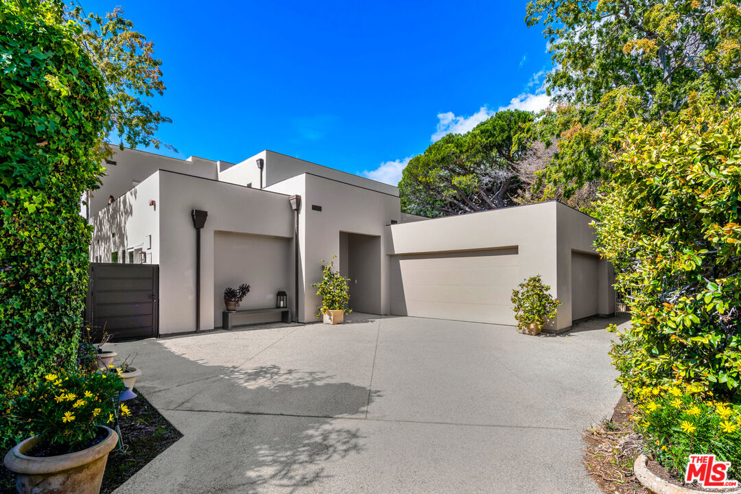 18457 W Clifftop Way
