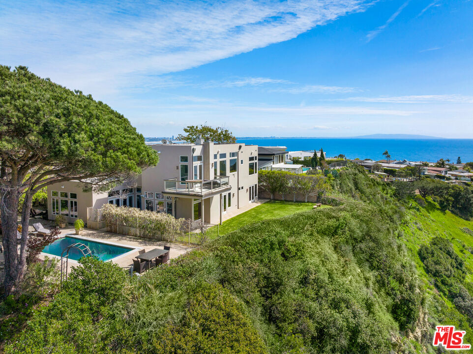 18457 W Clifftop Way