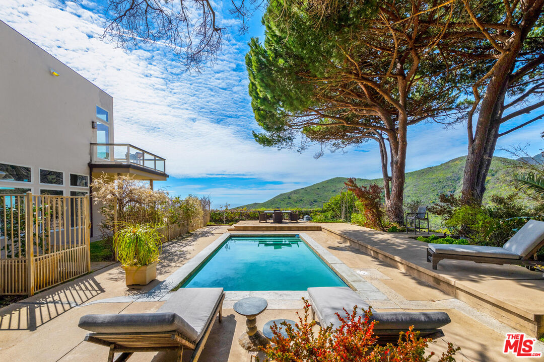 18457 W Clifftop Way