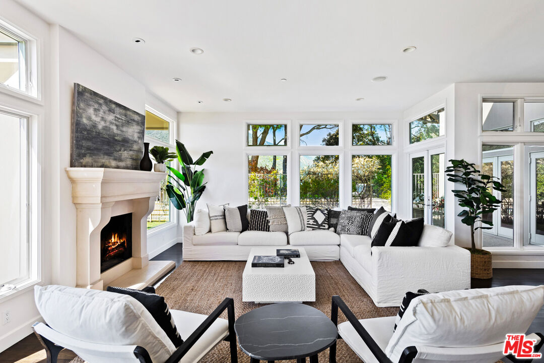 18457 W Clifftop Way