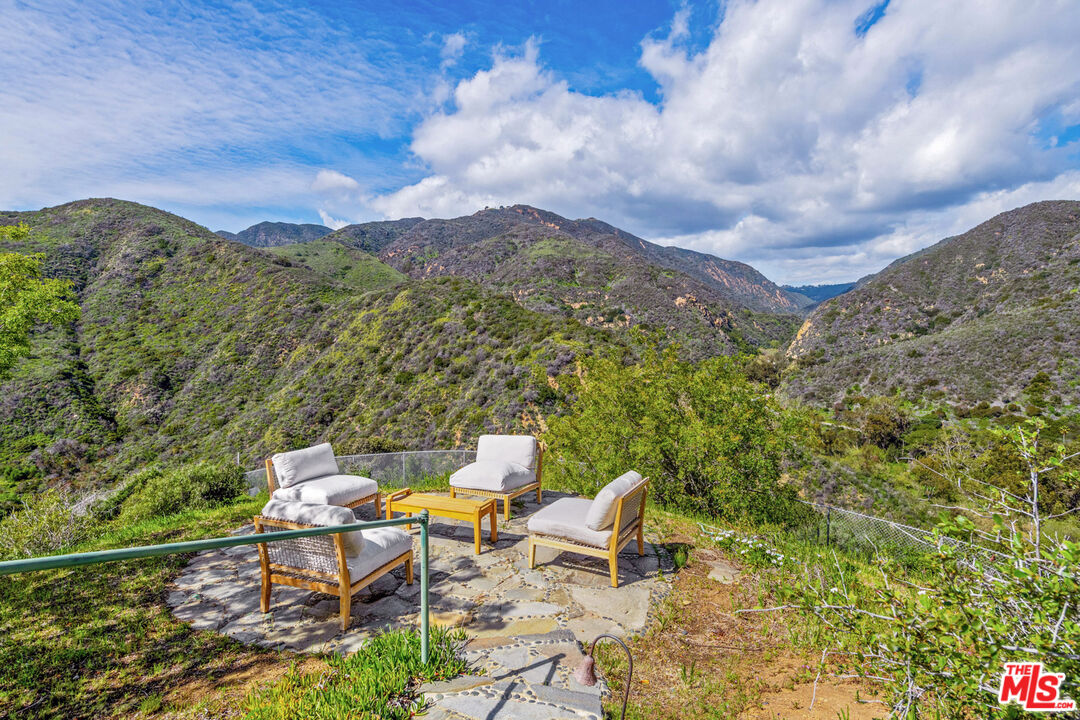 18457 W Clifftop Way