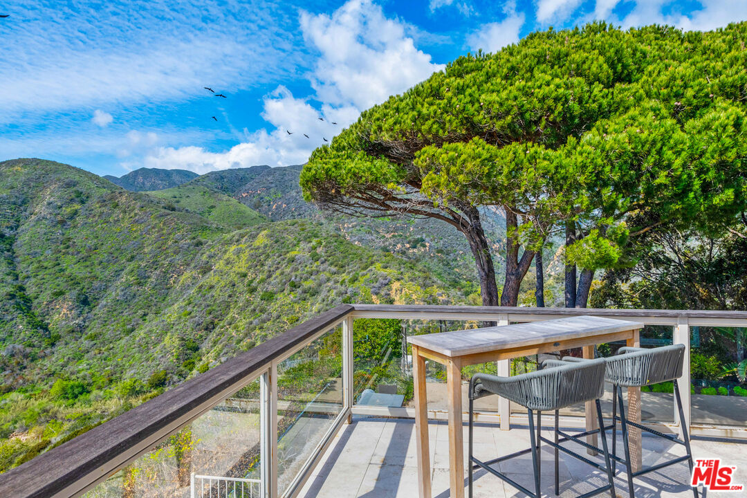 18457 W Clifftop Way