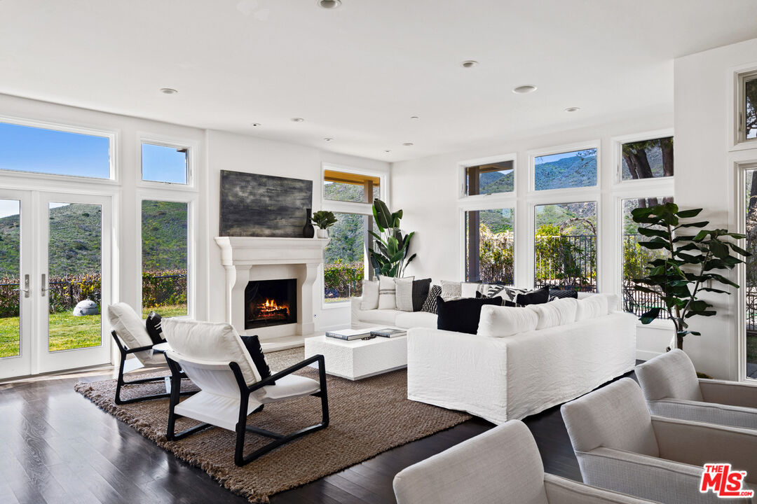 18457 W Clifftop Way