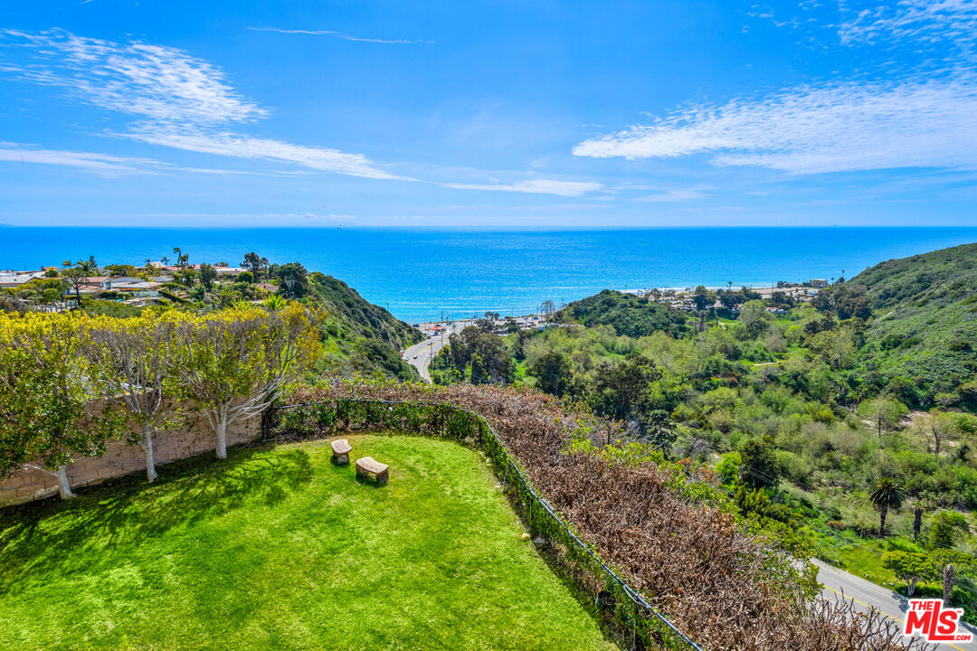 18457 W Clifftop Way