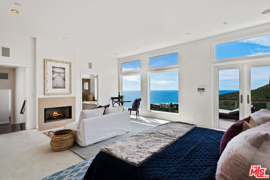 18457 W Clifftop Way