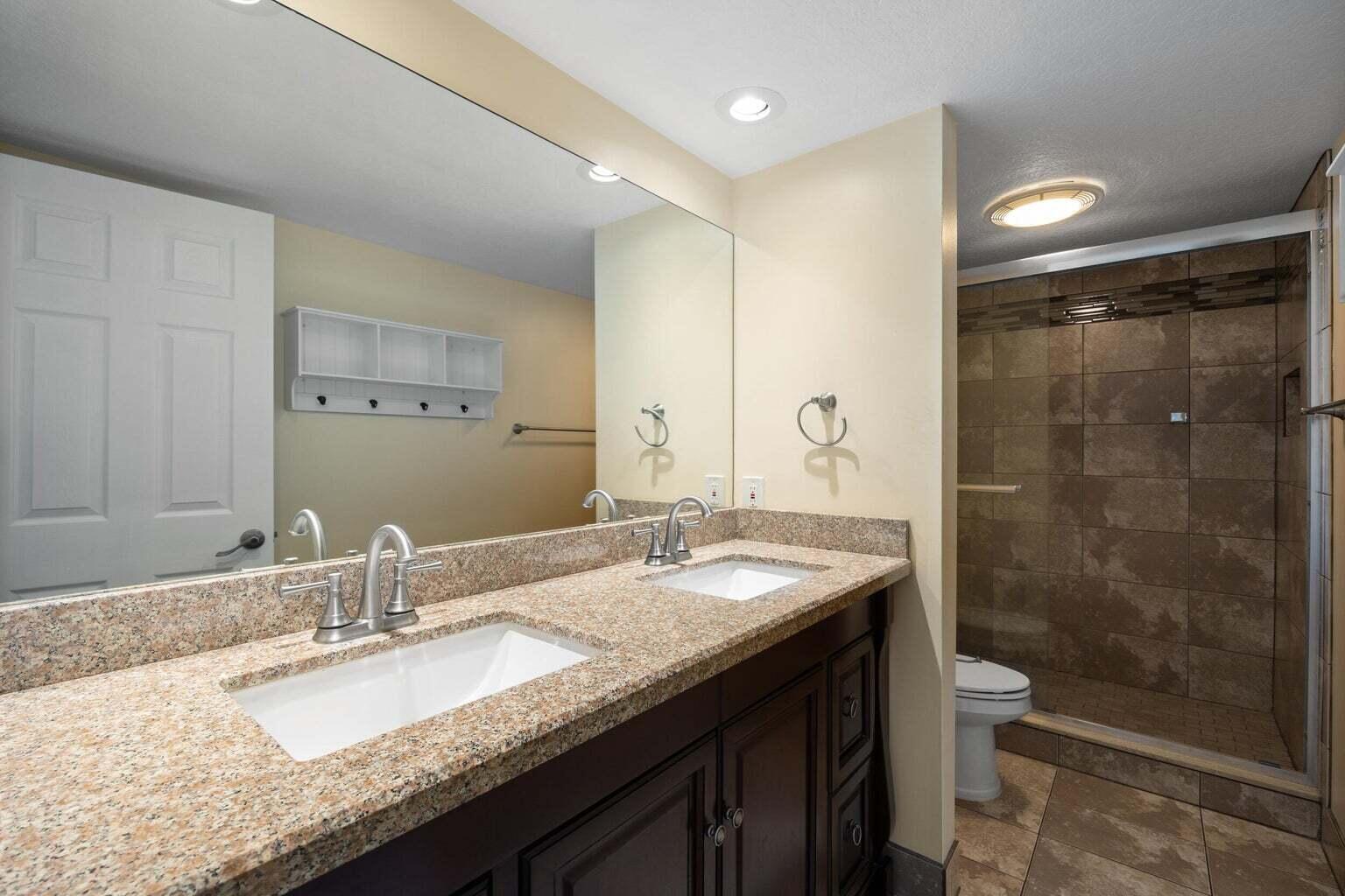 825 Center Street 8c