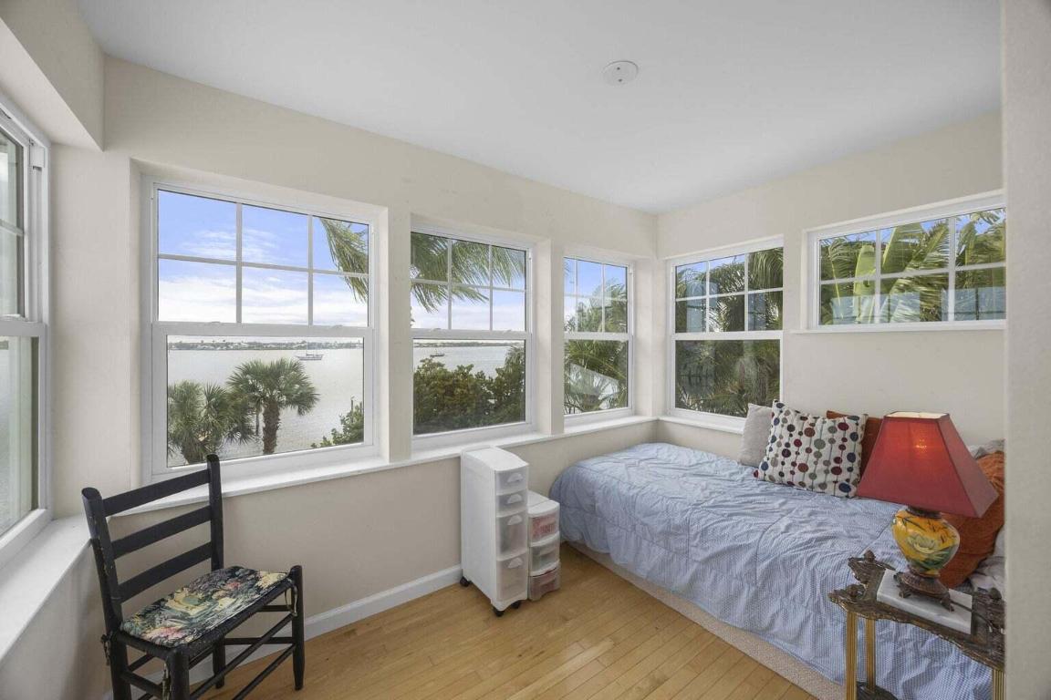 1009 NW Terrace Road