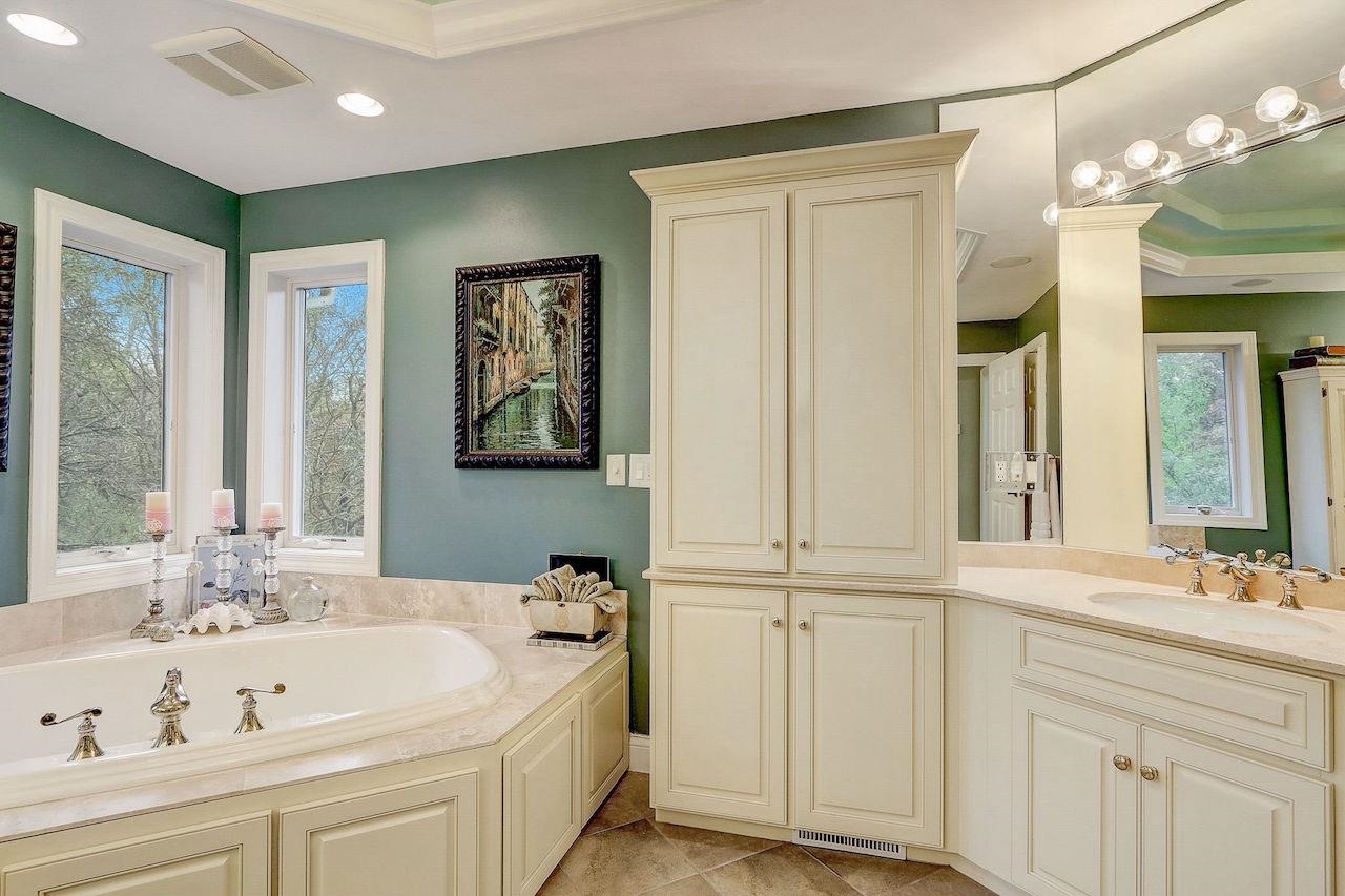 5317 N Pond View Court