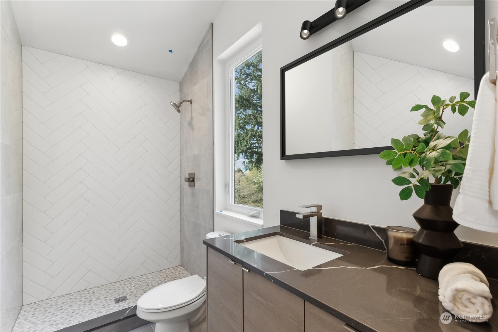 7717 45th Avenue NE Unit: B